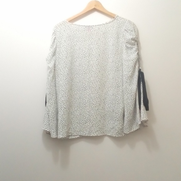 VINCE CAMUTO Floral Bell Sleeve Cold Shoulder Top - Picture 3 of 5